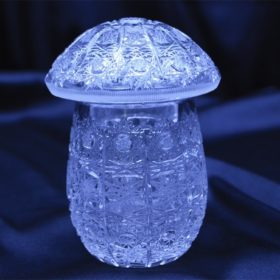11 cm-es, kristályból vágott gombás üveg fedővel