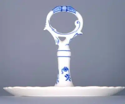 Cibulák – Podnos guľatý 21 cm s rukoväťou na soľničku, koreničku a dózu na špáradlá – originál cibuľový porcelán 1. akosť