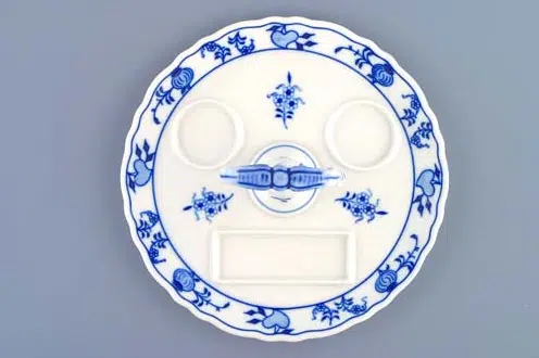 Cibulák – Podnos guľatý 21 cm s rukoväťou na soľničku, koreničku a dózu na špáradlá – originál cibuľový porcelán 1. akosť