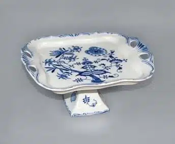 Cibulák – Podnos Aigar 30 x 25 cm na nohe – originál cibuľový porcelán 1. akosť