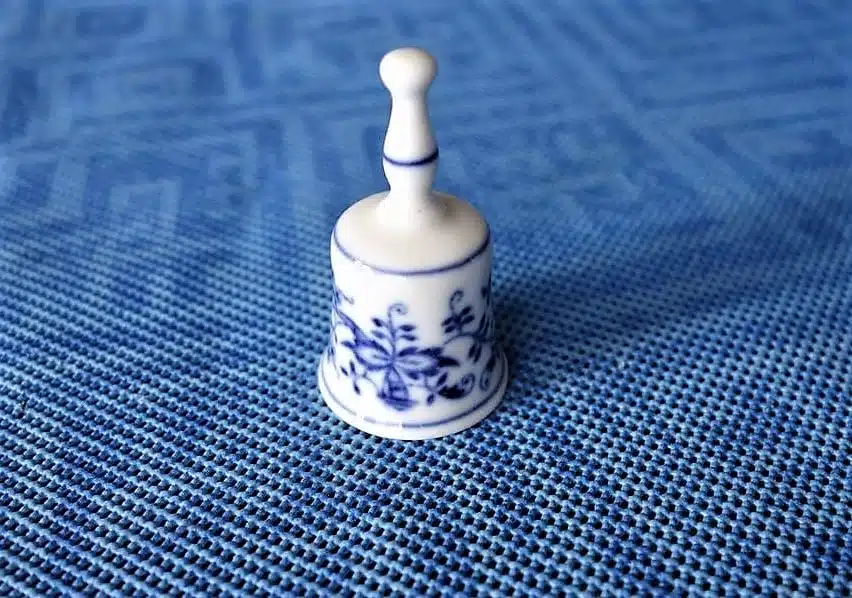 Cibulák – Miniatúra – zvonček – originál cibuľový porcelán 1. akosť