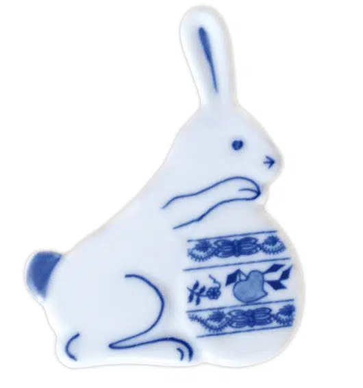 Cibulák – Magnetka – zajačik s vajíčkom – originál cibuľový porcelán 1. akosť