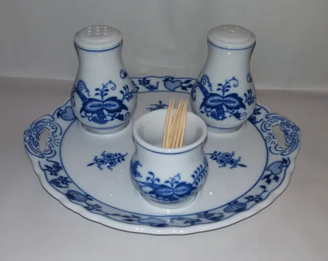 Cibulák – Stolná súprava – soľ, korenie, špáradlá – originálny cibuľový porcelán 1. akosť